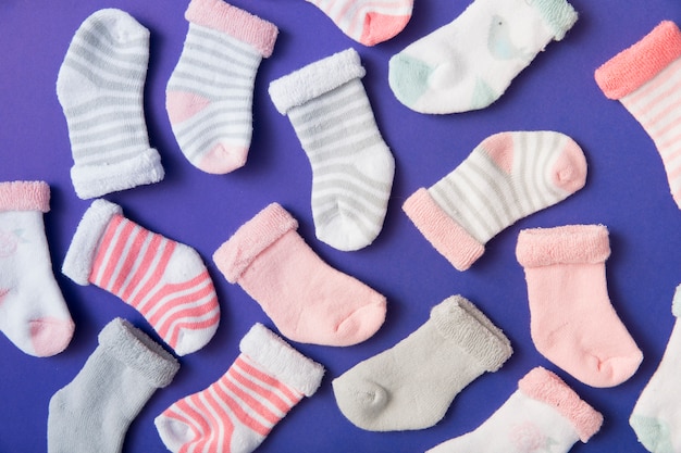 Differents Types De Chaussettes Pour Bebes Sur Fond Bleu Photo Premium