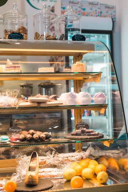 Differents Types De Gateaux Et De Bonbons Dans Une Vitrine De Patisserie Photo Premium