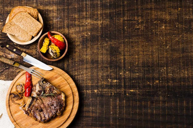 Dîner avec steak dans des plats rustiques Photo gratuit