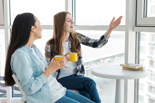 Discuter Avec Des Amis Pour Une Tasse De Thé  Photo Gratuite