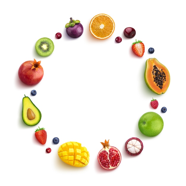 Divers fruits et baies isolés sur fond blanc, vue de dessus, cadre rond de fruits avec un espace vide pour le texte Photo Premium