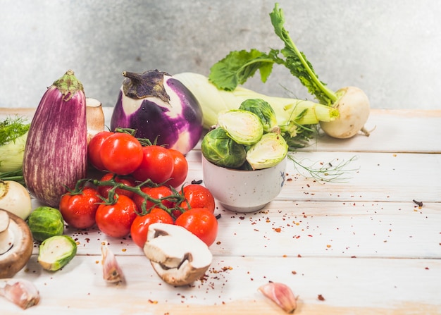 Divers légumes biologiques frais sur une surface en bois Photo gratuit
