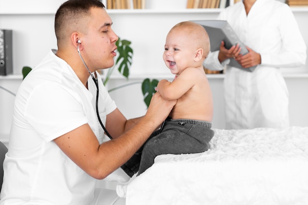 Docteur Ecoute Adorable Petit Bebe Avec Stethoscope Photo Gratuite