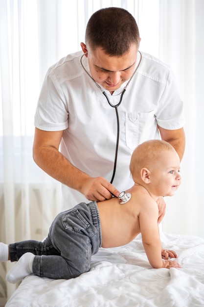 Docteur Ecoute Mignon Petit Bebe Avec Stethoscope Photo Gratuite