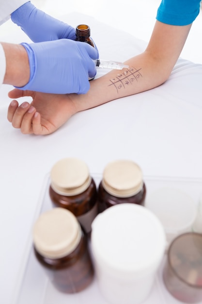 Docteur faire un test de piqûre de la peau à son patient Photo Premium