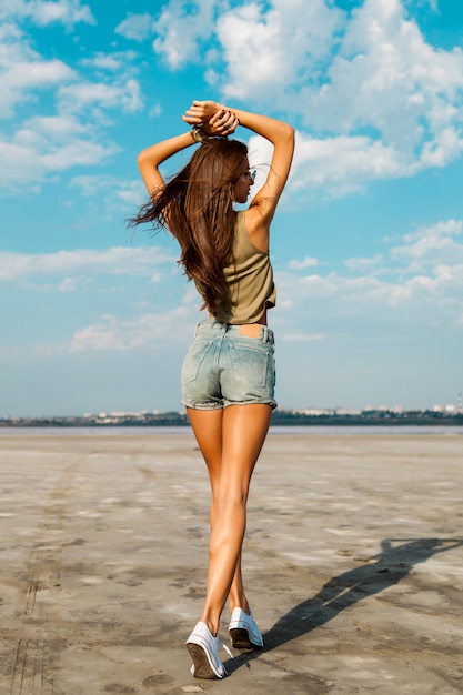 Dos De Belle Fille De Fitness Bronz E Mince Avec Les Mains Sur Le Dessus Posant En Plein Air