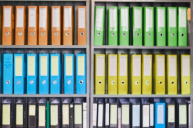 Dossiers de documents de bureau flou debout dans une rangée de sur le stockage de documents pour le fond Photo Premium