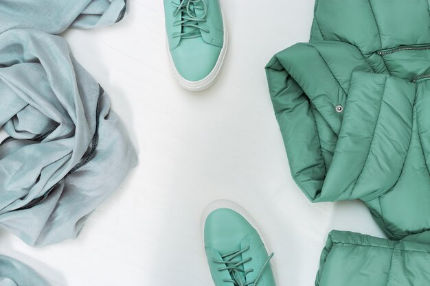 Doudoune, chaussures confortables et palantine confortable. Photo Premium