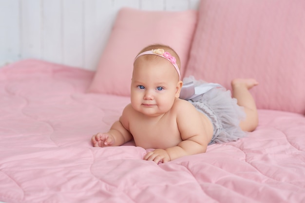 Doux Bebe Drole Sur Le Lit Dans La Chambre Des Enfants Mignon Bebe Fille 6 Mois Assis Et Rampant Photo Premium