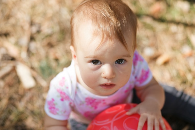 Doux Bebe En Surpoids A La Recherche D Appareil Photo Bouchent Le Portrait D Un Enfant Photo Gratuite