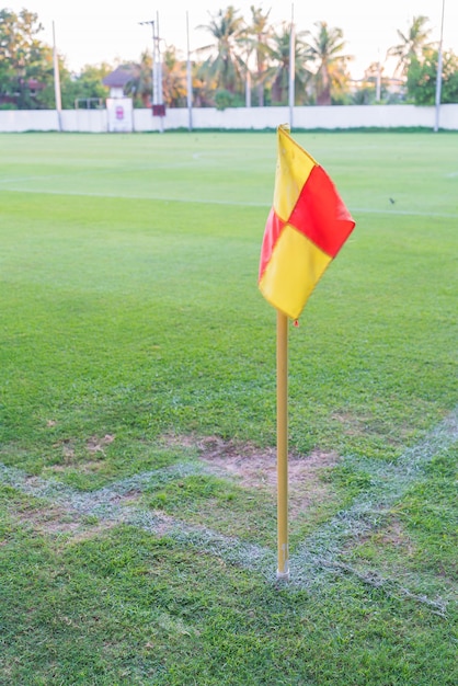 Drapeau d'angle sur un terrain de football Photo gratuit