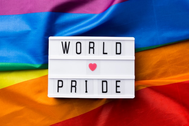 Drapeau De Fierte Arc En Ciel Et Citation Fierte De L Amour Du Monde Photo Gratuite