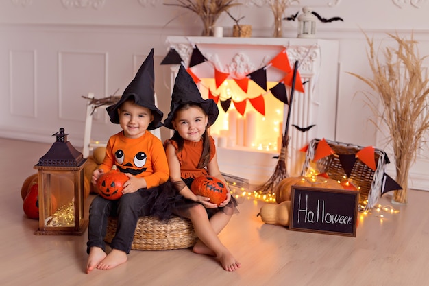 Drole De Bebe Garcon Et Fille En Costumes De Sorciere Halloween Photo Premium