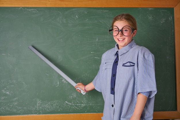 Drôle Enfant Fille Au Costume De Professeur D'école | Photo Premium