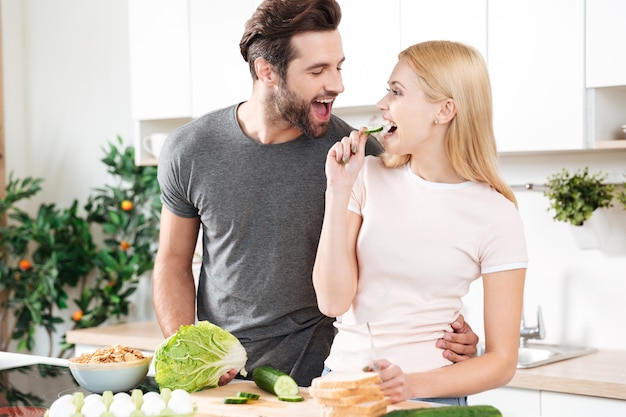 Drole Jeune Couple D Amoureux Debout Dans La Cuisine Et La Cuisine Photo Gratuite