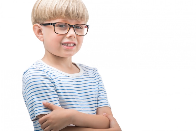 Drole Petit Garcon Isolatsd Sur Fond Blanc Ecolier Isole Enfant Blond Portant Des Lunettes Ou Des Lunettes Se Bouchent Photo Premium