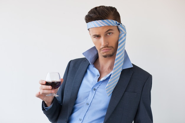 drunk-business-man-cravate-tete-verre_12