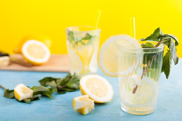 Agrémentez votre eau pour la rendre moins fade: feuille de menthe et rondelles de citron par exemple