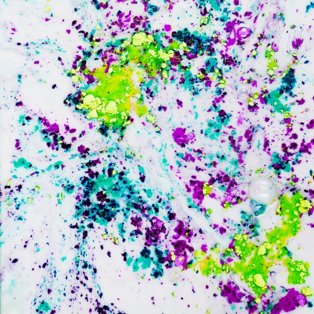 Eau multicolore brillante avec des bulles Photo gratuit