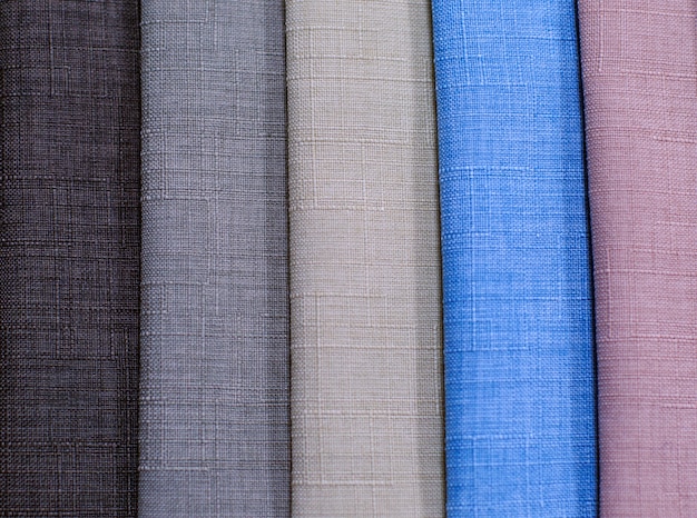 Échantillons de textiles. échantillons de textiles pour rideaux. des échantillons de rideaux gris, marron et bleus sont suspendus. Photo Premium