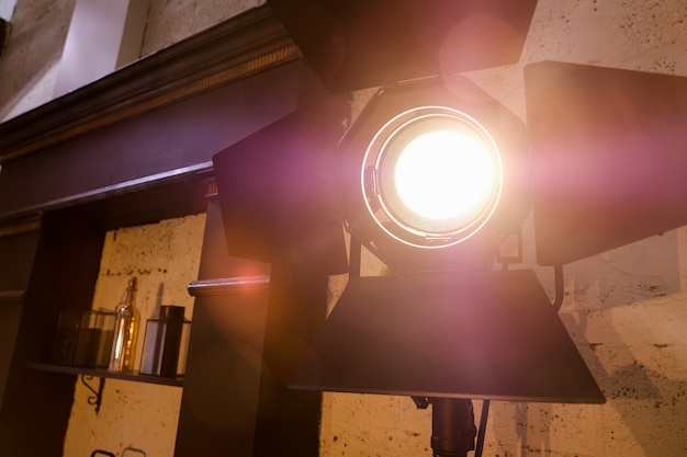 Éclairage de studio lumineux à l'intérieur de la pièce. lumière de film. Photo Premium
