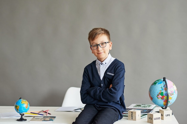 Écolier enfant en classe Photo Premium