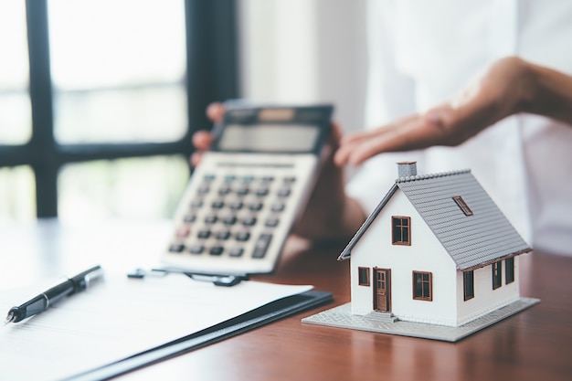 Économiser de l'argent pour la maison et l'immobilier. Photo Premium
