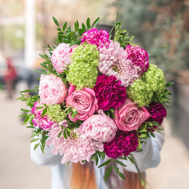 Un élégant Bouquet De Fleurs Roses Et Violettes Avec Des