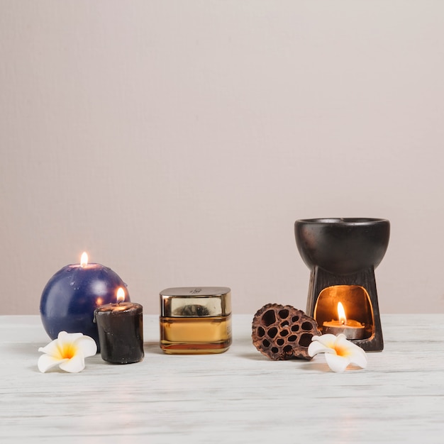 Éléments naturels pour spa avec des bougies Photo gratuit