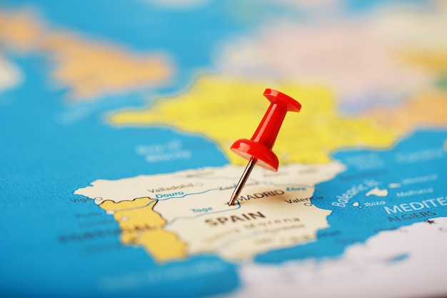 L Emplacement De La Destination Sur La Carte De L Espagne Est Indique Par Une Punaise Rouge L Espagne Marquee Sur La Carte Avec Un Bouton Rouge Photo Premium