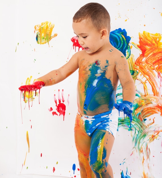 Enfant Amusant Avec De La Peinture De Différentes Couleurs ...