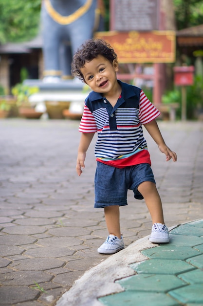 Enfant Asiatique Aux Cheveux Boucles Photo Premium