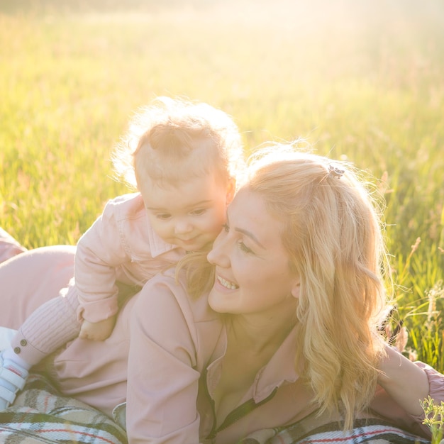 Enfant Assis Sur Le Dos De Maman Et Etre Heureux Photo Gratuite