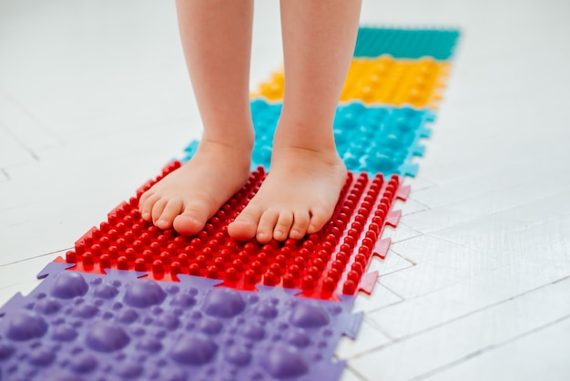 Enfant En Bas Age Sur Le Tapis De Massage De Pied De Bebe Exercices Pour Les Jambes Sur Tapis De Massage Orthopedique Prevention Des Pieds Plats Et De L Hallux Valgus Photo