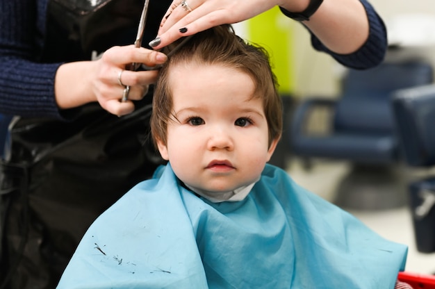 Un Enfant Chez Le Coiffeur La Premiere Coupe De Cheveux De L Enfant Chez Le Coiffeur Bebe Coupe De Cheveux Enfant En Bas Age Photo Premium