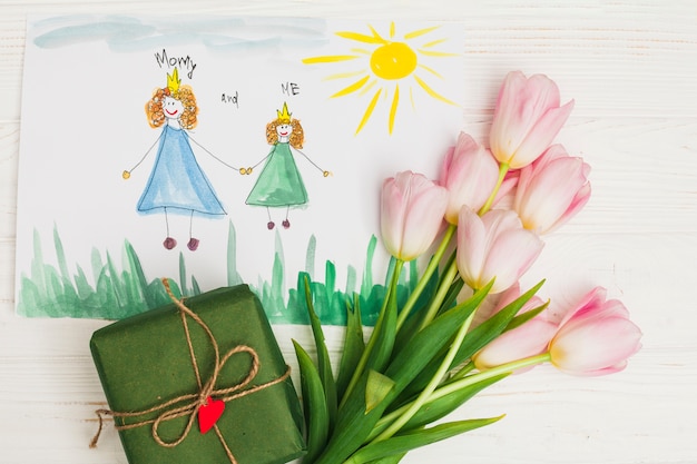 Enfant Dessin De Mère à Fleurs Et Cadeau