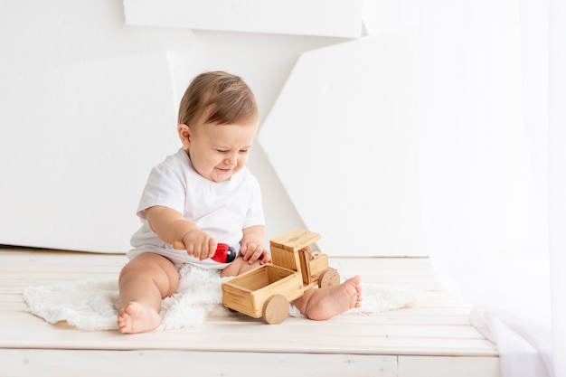 L Enfant Joue Heureux Petit Bebe Mignon De Six Mois Dans Un T Shirt Blanc Et