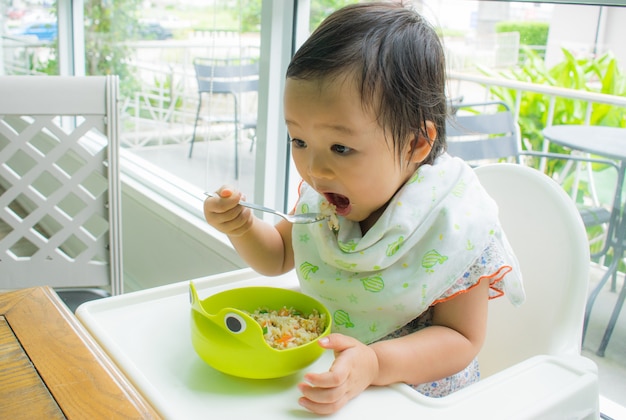 Un Enfant Mange Seul Avec Une Cuillere Bebe Manger Photo Premium