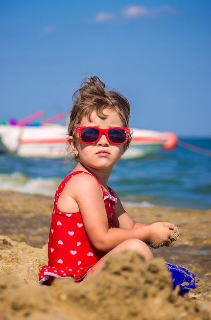 Un Enfant Nage Dans Une Piscine Avec Un Gilet De Sauvetage Photo Premium