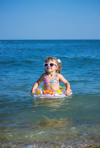 Un Enfant Nage Dans Une Piscine Avec Un Gilet De Sauvetage Photo Premium