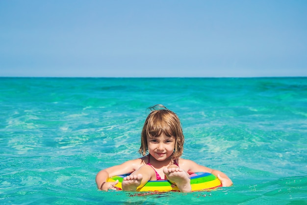 Un Enfant Nage Dans Une Piscine Avec Un Gilet De Sauvetage Photo Premium