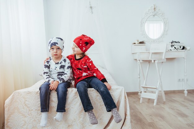 Enfant En Pyjama Chaud Et Doux Jouant Au Lit | Photo Premium