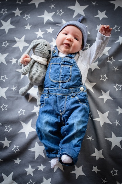 Enfant Volant Dans Le Ciel Etoile Bebe Drole Sur Fond Etoile Bleu Photo Premium