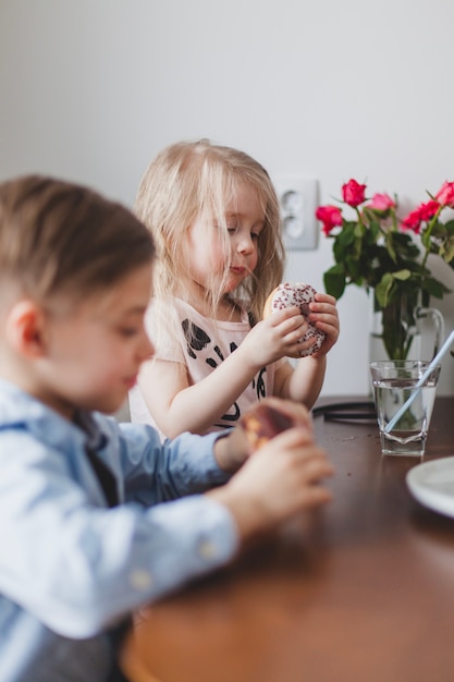 Les Enfants Mangent Des Bonbons Photo Gratuite 8145