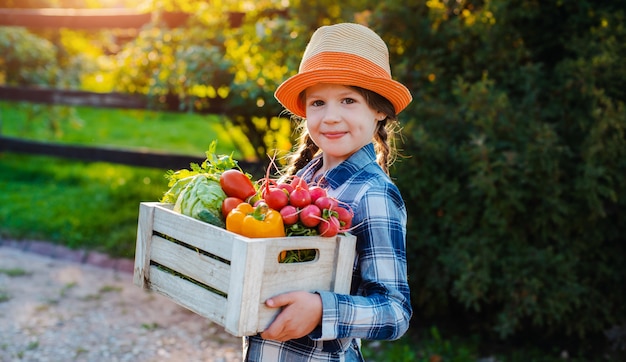 Enfants Petite Fille Tenant Un Panier De Légumes Biologiques Frais ...