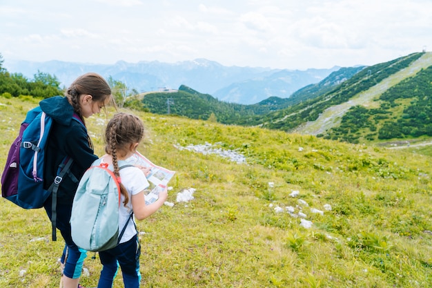 Enfants Randonnee Sur Une Belle Journee D Ete Dans Les Montagnes Des Alpes Autriche Reposant Sur