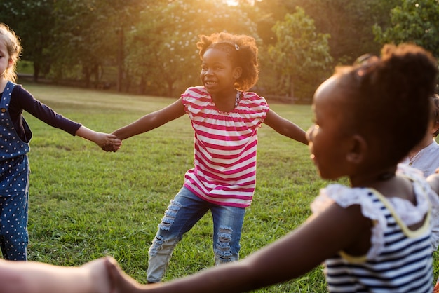 Les Enfants S Amusent Ensemble Photo Premium