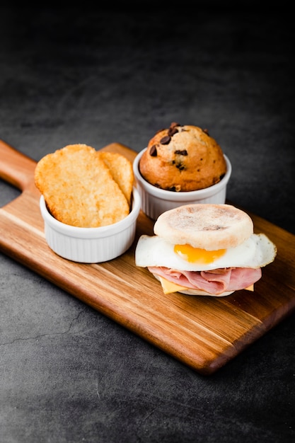 Ensemble de biscuits de grains entiers sains vue de face Photo gratuit