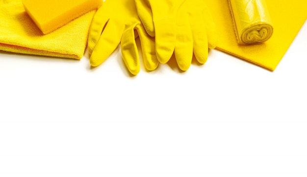 Ensemble jaune pour le nettoyage de printemps lumineux dans la maison. Photo Premium