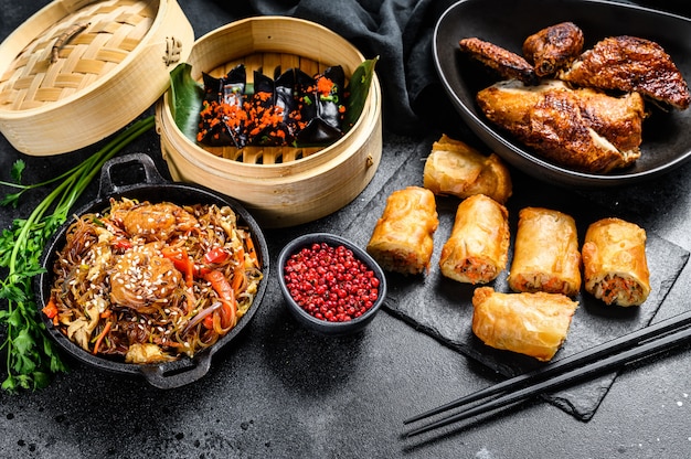 Ensemble De Plats De Cuisine Chinoise Fond Noir De Nourriture Nouilles Chinoises Boulettes Canard Laque Dim Sum Rouleaux De Printemps Celebre Vue De Dessus Photo Premium